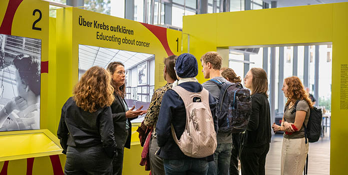 NEU: Öffentliche Führungen zur Ausstellung „DA IST ETWAS. Krebs und Emotionen“